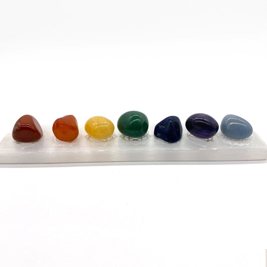 Selenit laddningsplatta med chakrainskriptioner – skydd, energirening och meditation