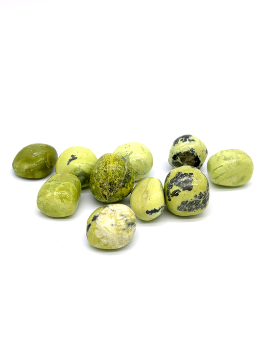 Serpentin kristall för hjärtchakra, kronchakra och solar plexus, främjar balans, energi och inre frid