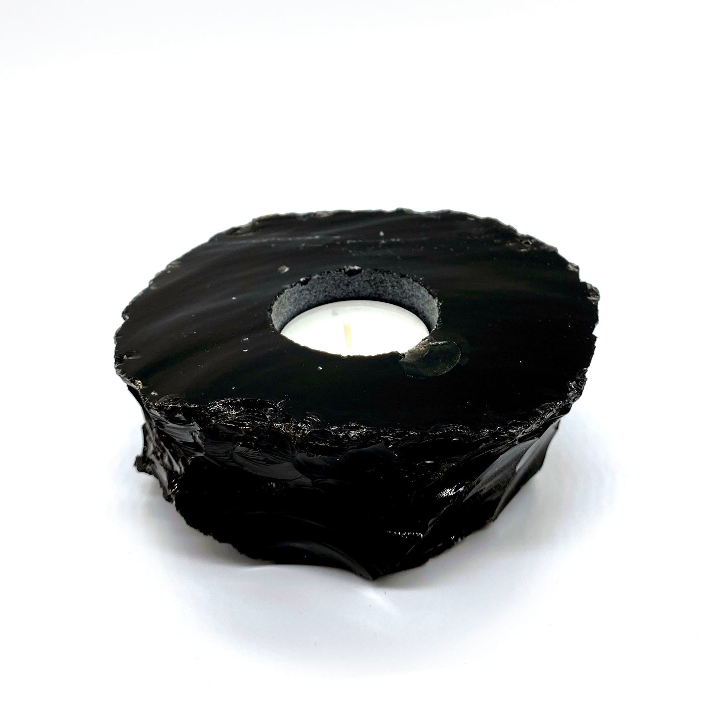 Svart obsidian ljuslykta i rå sten, handgjord, skyddar mot negativ energi och skapar lugn atmosfär, rymmer vanligt värmeljus