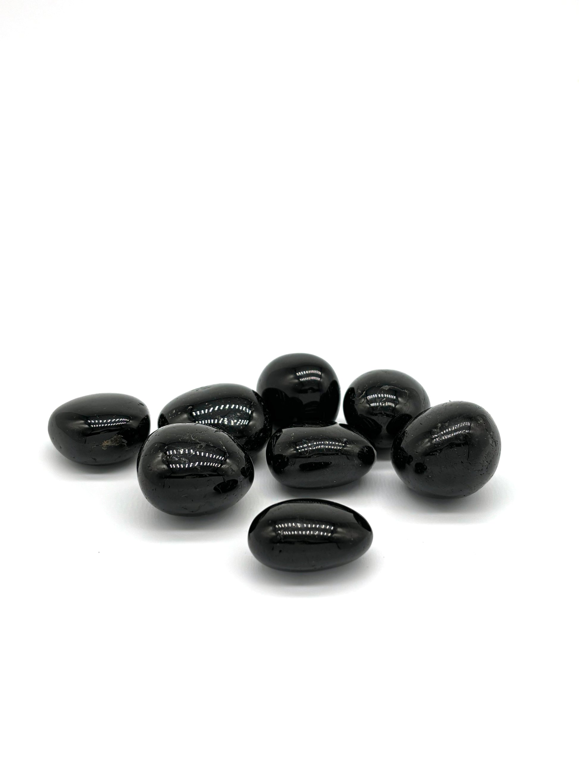 Svart Turmalin – kraftfull sten för beskydd, grundning och balans av alla chakran